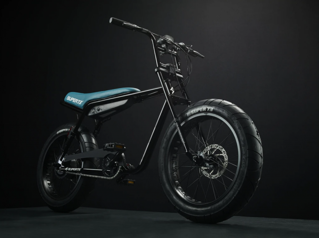 SUPER73-ZG Jet Black Wir sind mega stolz euch erstmalig die Bikes von Super73 aus Kalifornien anbieten zu können. Das SUPER73-ZG ist ein super Einstiegs-Elektrobike, das es in sich hat. Mit kompaktem Rahmen und internem EPAC 250W-Nabenmotor ist es ein hervorragendes Bike für alle, die das Gefühl eines SUPER73 zum Einstiegspreis haben wollen. Das perfekte Kiez Bike für die urbane Umgebung.