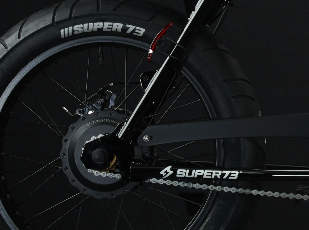 SUPER73-ZG Jet Black Wir sind mega stolz euch erstmalig die Bikes von Super73 aus Kalifornien anbieten zu können. Das SUPER73-ZG ist ein super Einstiegs-Elektrobike, das es in sich hat. Mit kompaktem Rahmen und internem EPAC 250W-Nabenmotor ist es ein hervorragendes Bike für alle, die das Gefühl eines SUPER73 zum Einstiegspreis haben wollen. Das perfekte Kiez Bike für die urbane Umgebung.