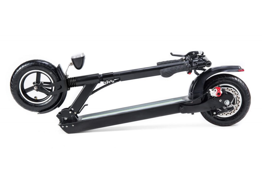 Urban XL Electric Scooter Urban XL Elektro-Roller-Serie sind von Grund auf entwickelt, um die stabilste und schnellste elektrische faltbare Roller auf der Straße zu sein. Mit großen 10-Zoll-Reifen, ein 19cm langes Stehbrett alle mit der Leistung eines 500W-Motors geben eine super stetige Fahrt mit der Geschwindigkeit von 25km/h unterstützt. Geschwindigkeit: 25 km/h
Reichweite: 40km
Ausstattung: 10" Räder