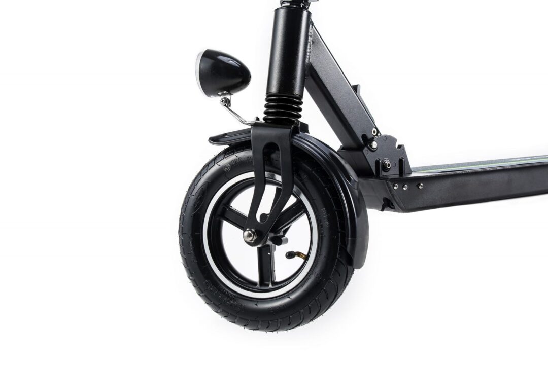 Urban XL Electric Scooter Urban XL Elektro-Roller-Serie sind von Grund auf entwickelt, um die stabilste und schnellste elektrische faltbare Roller auf der Straße zu sein. Mit großen 10-Zoll-Reifen, ein 19cm langes Stehbrett alle mit der Leistung eines 500W-Motors geben eine super stetige Fahrt mit der Geschwindigkeit von 25km/h unterstützt. Geschwindigkeit: 25 km/h
Reichweite: 40km
Ausstattung: 10" Räder