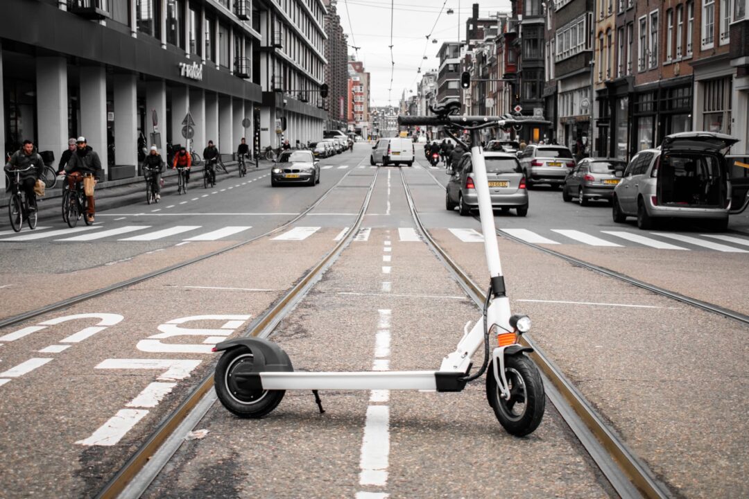 Urban XL Electric Scooter Urban XL Elektro-Roller-Serie sind von Grund auf entwickelt, um die stabilste und schnellste elektrische faltbare Roller auf der Straße zu sein. Mit großen 10-Zoll-Reifen, ein 19cm langes Stehbrett alle mit der Leistung eines 500W-Motors geben eine super stetige Fahrt mit der Geschwindigkeit von 25km/h unterstützt. Geschwindigkeit: 25 km/h
Reichweite: 40km
Ausstattung: 10" Räder