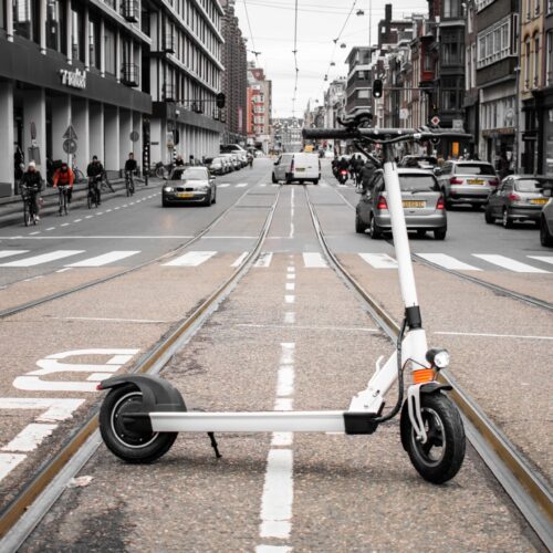 Urban XL Electric Scooter Urban XL Elektro-Roller-Serie sind von Grund auf entwickelt, um die stabilste und schnellste elektrische faltbare Roller auf der Straße zu sein. Mit großen 10-Zoll-Reifen, ein 19cm langes Stehbrett alle mit der Leistung eines 500W-Motors geben eine super stetige Fahrt mit der Geschwindigkeit von 25km/h unterstützt. Geschwindigkeit: 25 km/h
Reichweite: 40km
Ausstattung: 10" Räder