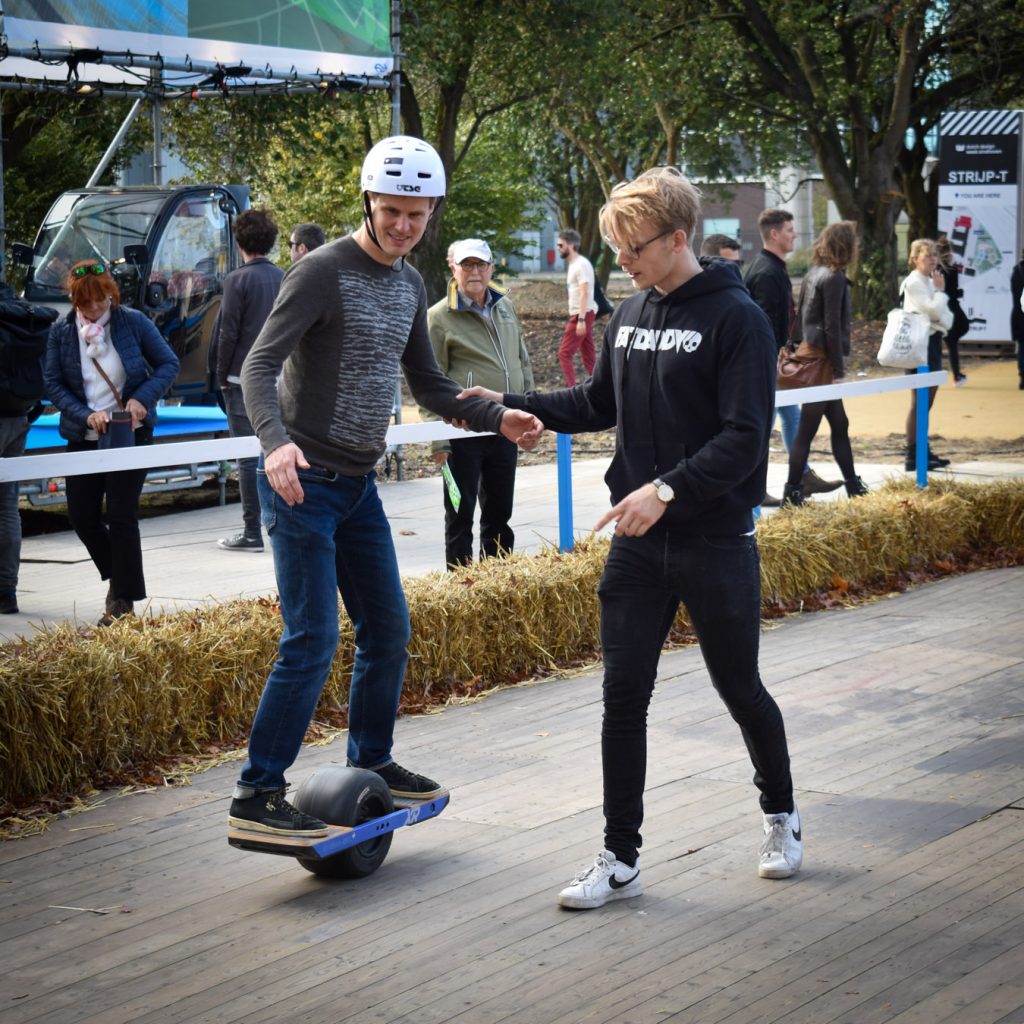 Test Drive Test Drive Nach den Korona-Maßen ist diese Demonstration draußen. Bitte prüfen Sie bei der Buchung die Wettervorhersage. Abbrechen? Kein Problem, geben Sie uns einfach Bescheid!