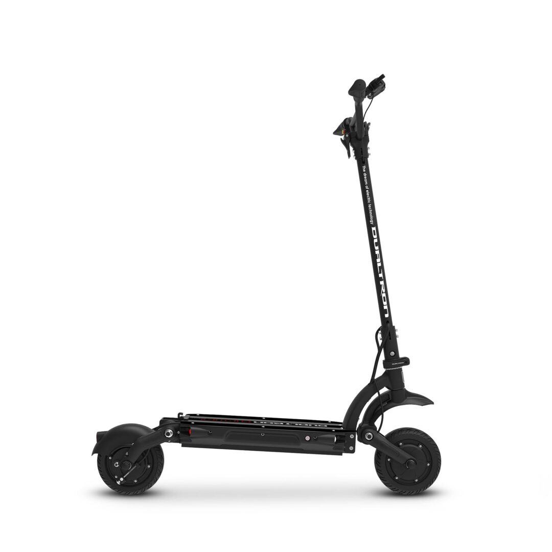 Dualtron Raptor 2 60V 14Ah CN   Der Raptor 2 ist ein Hochleistungs-Roller, der den Namen Dualtron wirklich verdient und gleichzeitig ein relativ wartungsfreies und leichtes Paket bietet. Nie wieder Sorgen über platte Reifen oder verbogene Rotoren mit diesem Vollreifen und Trommelbremse Elektroroller. Der Raptor 2 ist ein großes Upgrade zum ursprünglichen Raptor und bietet nun standardmäßig Vorbau-Beleuchtung, den ey3-Gashebel und ABS-Bremsen. Der Raptor 2 wiegt nur 50 Pfund und verfügt über einen 60-Volt-Akku mit 14Ah, der Ihnen eine Reichweite von bis zu 60 km ermöglicht. Geschwindigkeit: 60km Reichweite: 60km