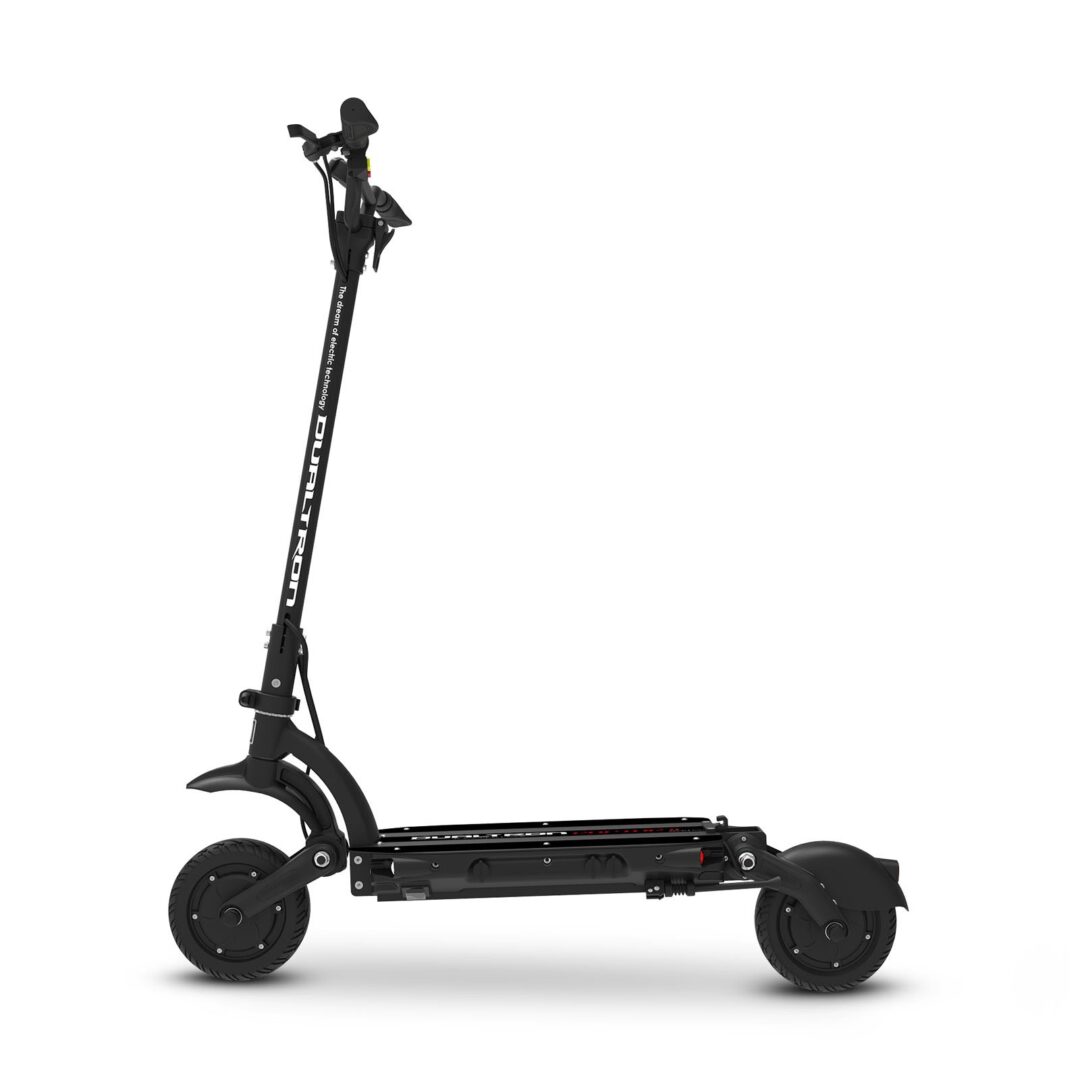 Dualtron Raptor 2 60V 14Ah CN   Der Raptor 2 ist ein Hochleistungs-Roller, der den Namen Dualtron wirklich verdient und gleichzeitig ein relativ wartungsfreies und leichtes Paket bietet. Nie wieder Sorgen über platte Reifen oder verbogene Rotoren mit diesem Vollreifen und Trommelbremse Elektroroller. Der Raptor 2 ist ein großes Upgrade zum ursprünglichen Raptor und bietet nun standardmäßig Vorbau-Beleuchtung, den ey3-Gashebel und ABS-Bremsen. Der Raptor 2 wiegt nur 50 Pfund und verfügt über einen 60-Volt-Akku mit 14Ah, der Ihnen eine Reichweite von bis zu 60 km ermöglicht. Geschwindigkeit: 60km Reichweite: 60km