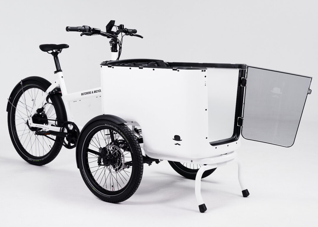 Butchers and Bicycles MK1-E Gen. 3 Vario - WHITE Das MK1-E Gen. 3 ist ein schnelles, sicheres und super einfach zu fahrendes E-Lastenrad mit autoähnlichem Komfort. Das MK1-E Gen. 3 gibt es in zwei Modellen. Sie verfügen über die gleiche patentierte BUILT TO TILT™-Technologie, die das Rad sicher und superleicht zu fahren macht. Beide Modelle sind entweder in mattschwarz oder glänzend weiß erhältlich. Die Cargobox gibt es mit oder ohne transparente Fronttür. Lieferung bis for die Haustür. 100% Assembled. Sofort fahrbereit.