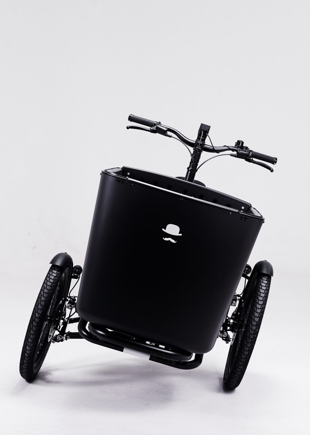 Butchers and Bicycles MK1-E Gen. 3 Vario - BLACK Das MK1-E Gen. 3 ist ein schnelles, sicheres und super einfach zu fahrendes E-Lastenrad mit autoähnlichem Komfort. Das MK1-E Gen. 3 gibt es in zwei Modellen. Sie verfügen über die gleiche patentierte BUILT TO TILT™-Technologie, die das Rad sicher und superleicht zu fahren macht. Beide Modelle sind entweder in mattschwarz oder glänzend weiß erhältlich. Die Cargobox gibt es mit oder ohne transparente Fronttür. Lieferung bis for die Haustür. 100% Assembled. Sofort fahrbereit.