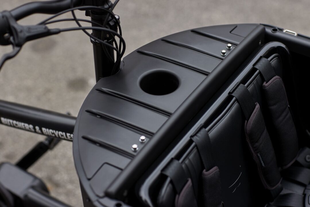 Butchers and Bicycles - Glove Box   Fach mit elastischen Bändern und abschließbarem Becherhalter zur sicheren Aufbewahrung Ihrer Sachen.