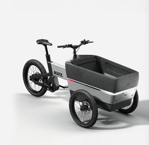 MATE SUV Cargobike Der MATE SUV wurde als perfekte Alternative zum Auto entwickelt, mit der Sie sich problemlos durch die Stadt bewegen und den Verkehr umgehen können. Ob Sie mit Ihren Kindern auf dem täglichen Schulweg, Ihrem Partner oder einem Freund unterwegs sind, auf den MATE SUV können Sie sich im Alltag verlassen. Mit einer Akkuladung legt der MATE SUV bis zu 100 km zurück und bewältigt auch schwere Lasten mit Leichtigkeit. Der starke Mittelmotor mit Tretunterstützung ermöglicht ein müheloses und bequemes Manövrieren. Mit der optionalen Regenschutzhaube müssen Sie auch an Regentagen nicht nach dem Autoschlüssel greifen und können Ihre Waren sicher ausliefern. Der MATE SUV mit seinem modularen Design und einer Reihe von Optionen bietet Ihnen die Freiheit, jede Version von Ihnen zu entdecken. Eine Auswahl an Kasteninterieur, das Allwetterdach, die Geländereifen und die exklusive MATE Wing-Technologie machen ihn zum vielseitigsten SUV auf dem Markt.