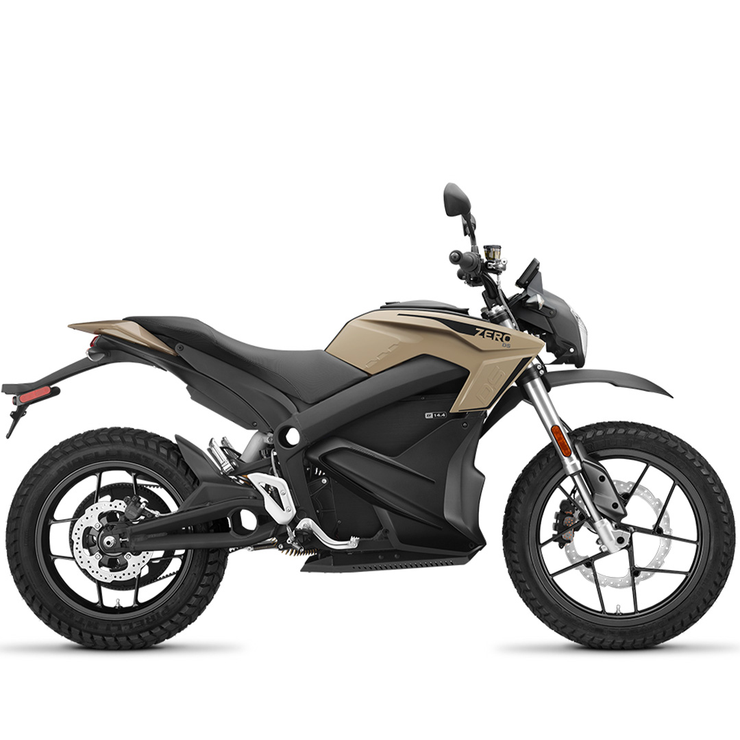 Zero DS Die Z-Force 14,4 kWh Lithium-Ionen-Batterie verleiht der Zero Motorcycles DS eine maximale Reichweite von 262 Kilometern. Der Z-Force Motor liefert ein Drehmoment von 106 Nm, wodurch die DS mühelos eine Höchstgeschwindigkeit von 139 km/h erreicht.