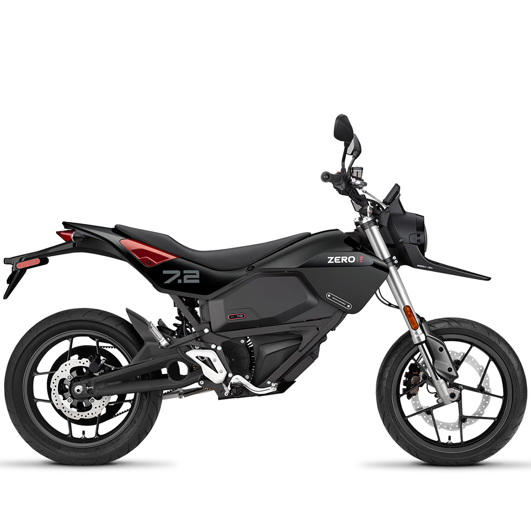 Zero FXE Die Z-Force 7,2 kWh Lithium-Ionen-Batterie verleiht der Zero Motorcycles FXE eine maximale Reichweite von 161 Kilometern. Der Z-Force Motor liefert ein Drehmoment von 106 Nm, wodurch die FXE mühelos eine Höchstgeschwindigkeit von 132 km/h erreicht.