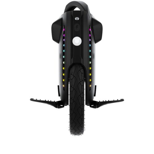 KingSong 18XL - Schwarz Der KingSong 18XL ist ein leistungsstarkes elektrisches Einrad, das sowohl für den täglichen Gebrauch als auch für abenteuerliche Fahrten hervorragende Leistung und Komfort bietet. Mit einem 2200W-Motor und einer 1554Wh-Batterie erreicht er eine Höchstgeschwindigkeit von 50 km/h und eine beeindruckende Reichweite von bis zu 140 km. Das 18-Zoll-Rad sorgt für Stabilität und Wendigkeit, während die neu gestalteten Wabenpedale zusätzlichen Grip und Komfort bieten. Dank der integrierten Lautsprecher kannst du während der Fahrt hochwertige Audioqualität genießen. Mit der KingSong-App kannst du dich einfach über Bluetooth verbinden, um den Fahrzeugstatus, die Batterieinformationen und die Beleuchtung zu steuern. Der 18XL wiegt 25,4 kg und ist für Steigungen von bis zu 35° geeignet, was ihn ideal für verschiedene Geländearten und Fahrstile macht.