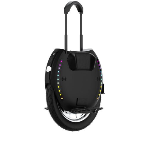 KingSong 18XL - Schwarz Der KingSong 18XL ist ein leistungsstarkes elektrisches Einrad, das sowohl für den täglichen Gebrauch als auch für abenteuerliche Fahrten hervorragende Leistung und Komfort bietet. Mit einem 2200W-Motor und einer 1554Wh-Batterie erreicht er eine Höchstgeschwindigkeit von 50 km/h und eine beeindruckende Reichweite von bis zu 140 km. Das 18-Zoll-Rad sorgt für Stabilität und Wendigkeit, während die neu gestalteten Wabenpedale zusätzlichen Grip und Komfort bieten. Dank der integrierten Lautsprecher kannst du während der Fahrt hochwertige Audioqualität genießen. Mit der KingSong-App kannst du dich einfach über Bluetooth verbinden, um den Fahrzeugstatus, die Batterieinformationen und die Beleuchtung zu steuern. Der 18XL wiegt 25,4 kg und ist für Steigungen von bis zu 35° geeignet, was ihn ideal für verschiedene Geländearten und Fahrstile macht.